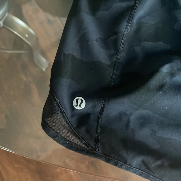 COPY - Lululemon 2.5" Hotty Hot Shorts - Black Camo - Picture 3 of 3